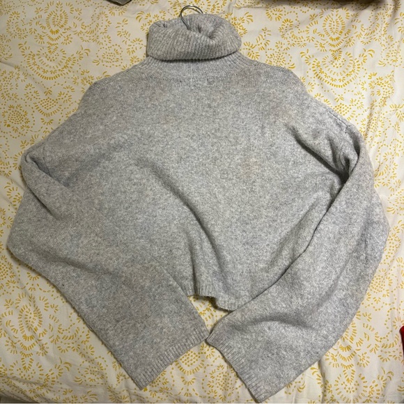 Cropped Grey Turtle Neck - Picture 1 of 3